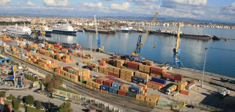 Durrës, vidhen 1600 dollarë në një anije në port