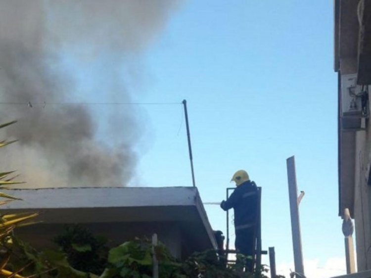 Përfshihet nga flakët një banesë në Vaun e Dejës, rrezikohen disa të tjera, Policia po heton për zbardhjen e shkaqeve të ngjarjes