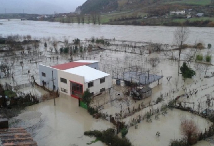 Krujë, gati ndërhyrja nga ajri me helikopter për evakuimin e disa familjeve në fshatin Mallkuc