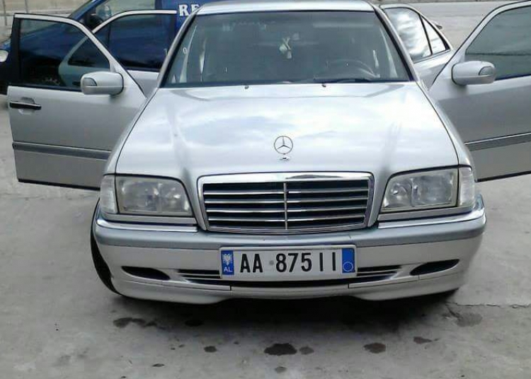 Tmerri në Korçë, në Benz-in e grabitur ishin dy të rinj, hetohet lidhja e vajzës me autorët. U gjetën 2 gëzhoja të kalibrit 7.62mm