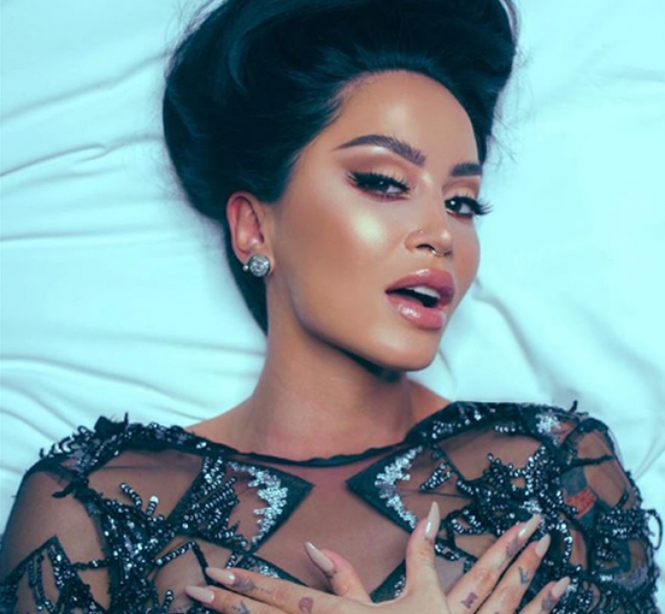 Dafina Zeqiri iu rikthehet pozave joshëse, shikoni si duket [FOTO]