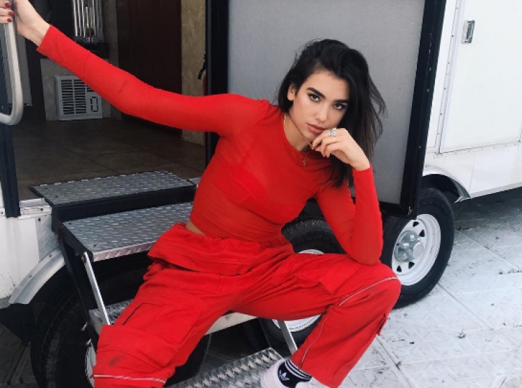 “Bang Bang”, Dua Lipa bëhet imazh i Patrizia Pepe [VIDEO]