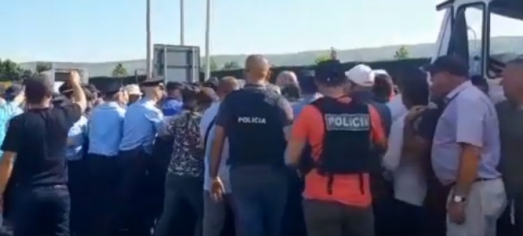 Ramës i zënë pritë në Shkodër, nis përplasja mes policisë dhe protestuesve