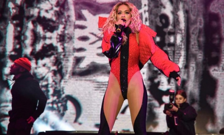 Wow! Rita Ora emocionon shqiptarët në koncertin e mbajtur në New York! Na përshëndet mes mijëra personave [VIDEO]