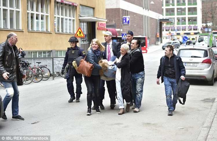 Pamje të rëndë nga tragjedia e Stockholmit [FOTO/VIDEO]