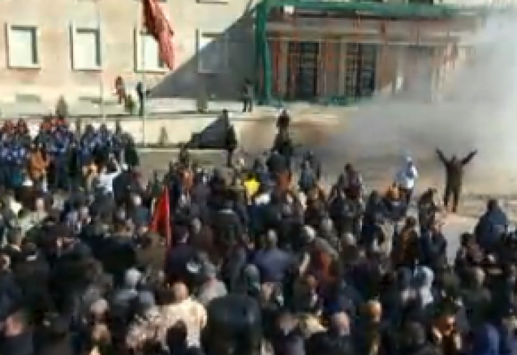 Tensione në protestë/ Hidhet gaz lotsjellës nga tarraca e Kryeministrisë
