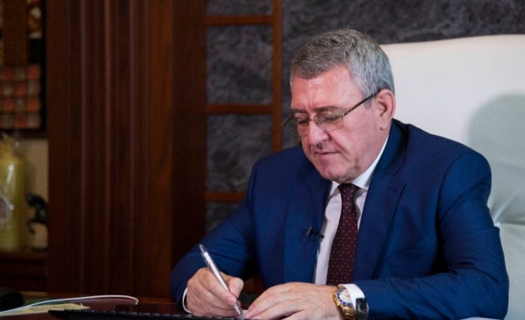 Stoli kuq e zi, presidenti Duka ka në tavolinën e tij 5 kandidatura