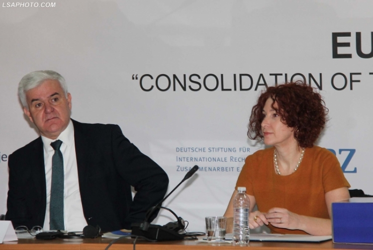 Ambasadorja e BE-së Romana Vlahutin vizitë në zyrën e ministrit të Brendshëm Xhafaj