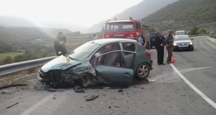 Bulqizë, aksident i rëndë automobilistik, humbet jetën një shtetas 60-vjeçar, raportohet edhe për një shtetas 22-vjeçar të plagosur i cili është dërguar me urgjencë drejt Tiranës