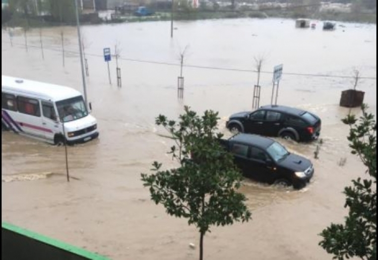 Përmbytet “Ura e Lumit” në hyrje të Gjirokastrës, probleme në qarkullimin e makinave