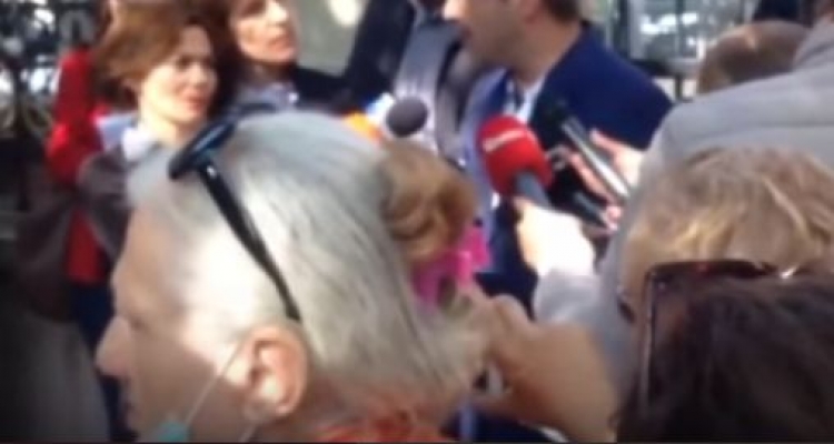 “Të marr për leckash... të ka sjellë Saliu moj shëmtirë e dreqit”, simpatizantët e Sajmir Tahirit i sulen gazetarëve më fjalë të rënda...[VIDEO]