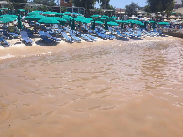 Ndotet plazhi i Ksamilit, tmerrohen pushuesit [FOTO/VIDEO]