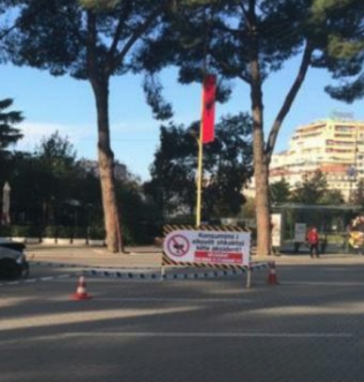 Kaloi me të kuqe, autobusi përplas kalimtaren në qendër të Tiranës