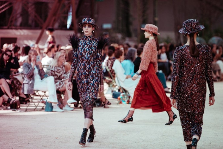Chanel ndërton edhe njëherë kullën Eifel për Couture vjeshtë/dimër 2017 [FOTO]