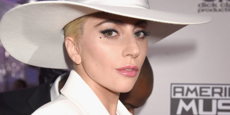 Lady Gaga shpërthen në lot: Nuk jam e lirë [VIDEO]