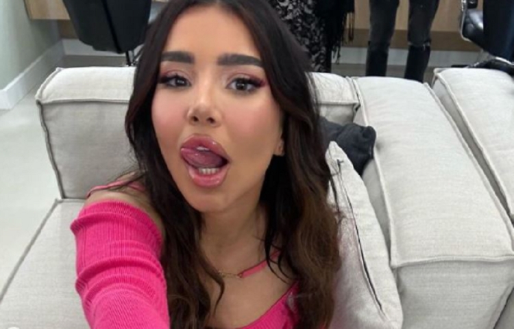 Megi Pojani puthet në buzë me gazetaren e njohur dhe kjo nuk është hera e parë që e bëjnë