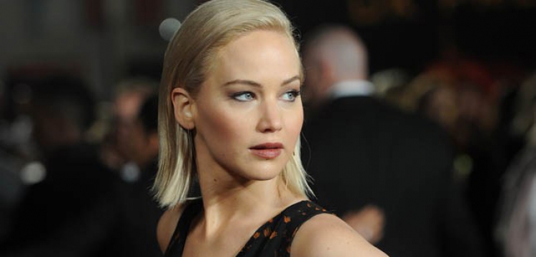 Oops! Jennifer Lawrence e përsërit, shpëton për pak..