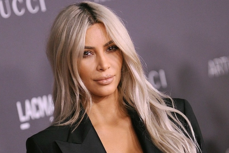 Folën shumë për flokët e Kim Kardashian, por super çizmet e yllit televiziv a i keni parë?[FOTO]