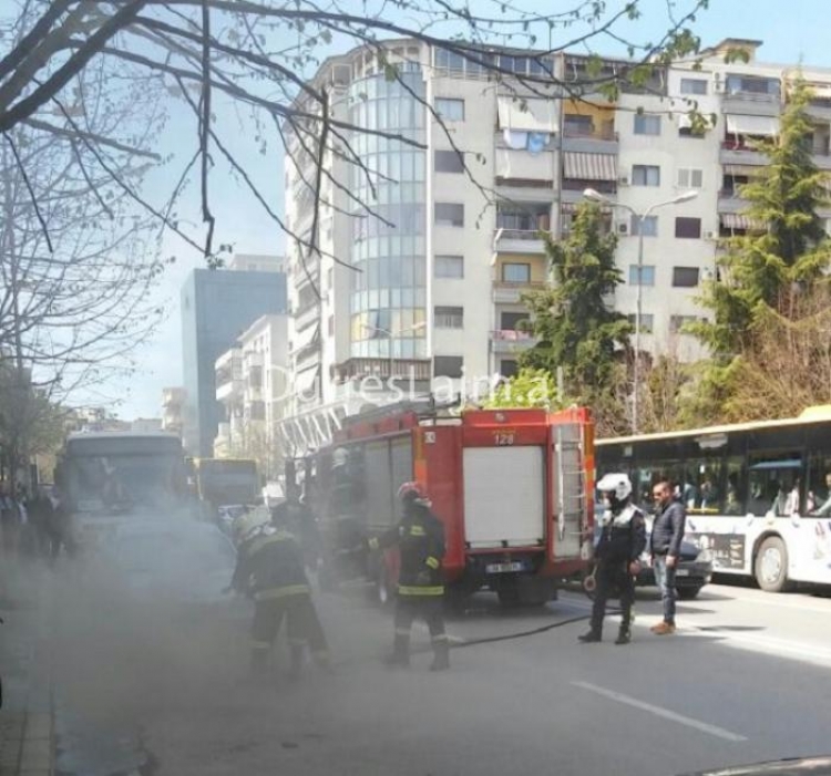 Panik në Durrës, një makinë tip “BMW” është përfshirë nga flakët mesditën e sotme në afërsi të Pallatit të Sportit, “Ramazan Njala”