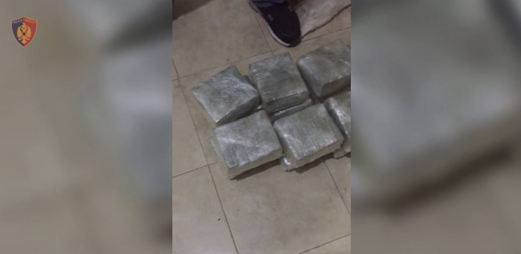 Berat, drogë dhe granata në shtëpi, në kërkim 47-vjeçari [VIDEO]
