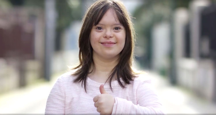 Gjithë Franca ulet para ekranit, vajza me sindromën Down jep parashikimin e motit [VIDEO]