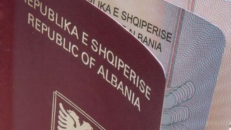 Shqiptarët lënë shtetësinë, por rritet numri i të huajve që vijnë për të qëndruar në Shqipëri