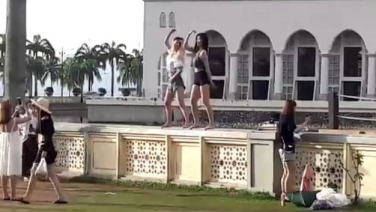 Xhamia e Malajzisë ndalon vizitat e turistëve pas vallëzimit provokues[VIDEO]