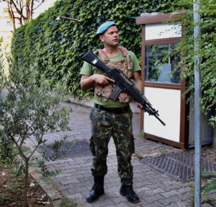 Pak orë para zgjedhjeve, ambasadat merren nën mbrojtje nga ushtria [FOTO]