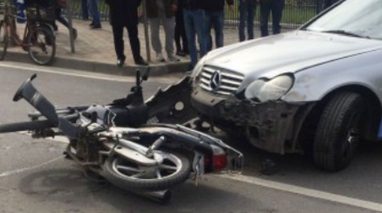 Aksident te ‘Don Bosko’ makina përplas të riun me motor, dërgohet në spital më plagë në kokë