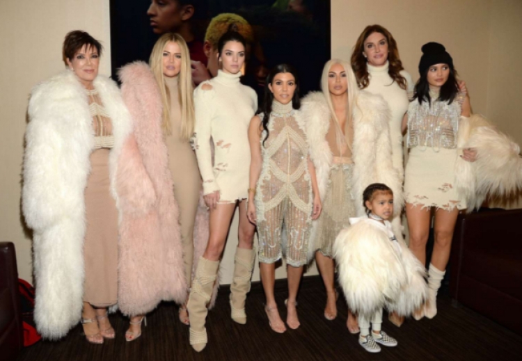 Familja Kardashian prekin zemrat e të gjithëve, vlerësohen me çmim në ‘People’s Choice’.