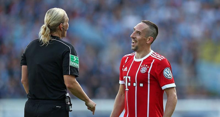 Franck Ribery ngacmon arbitren femër gjatë ndeshjes së Bayern Munchen [FOTO]