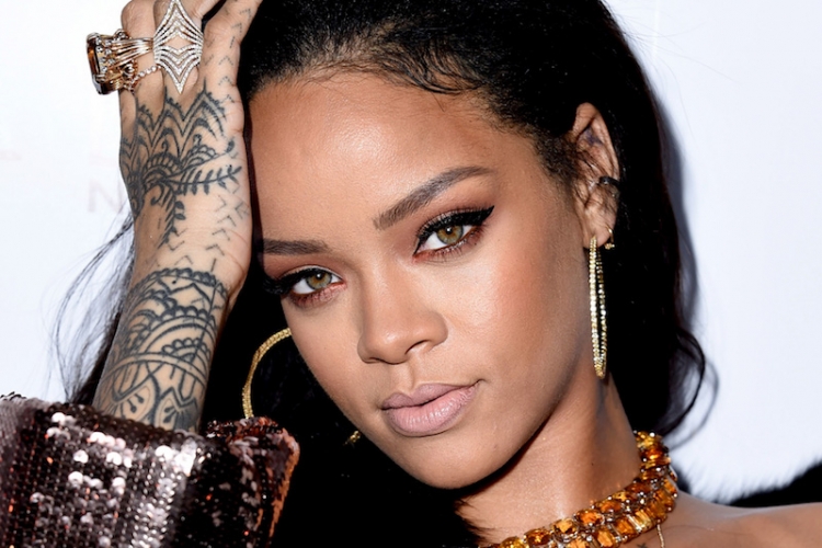 Rihanna mbulohet me diamantë për Coachella 2017 [FOTO]