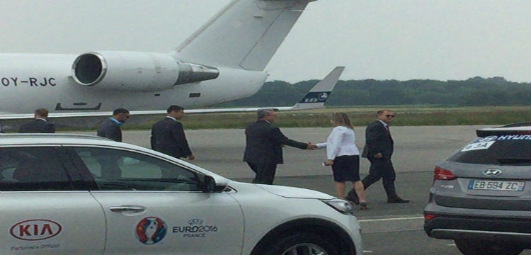 Kuqezinjtë mbërrijnë në Francë, priten në aeroport