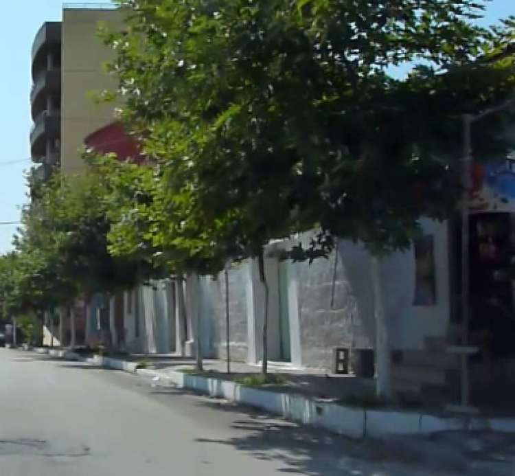 Sherr mes fqinjve në Peqin, goditet me thikë në qafë 62-vjeçari