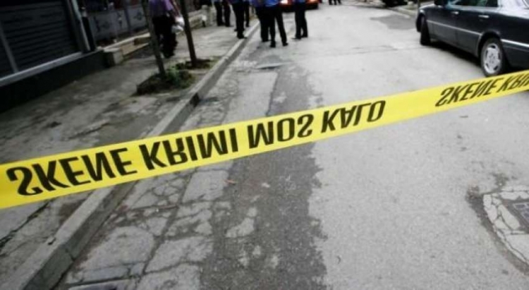 E rëndë në Patos, 35-vjeçarja hidhet nga kati i katërt i pallatit, rëndë në spital