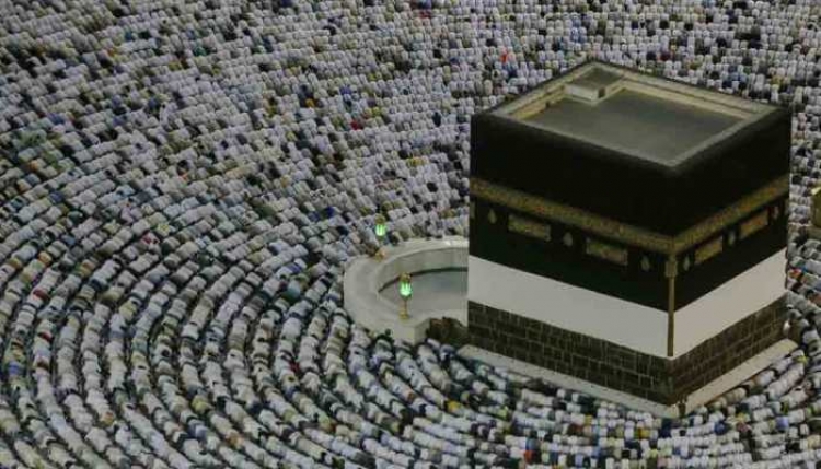 Pelegrinët muslimanë luten në Mekë, haxhi kalon pa incidente