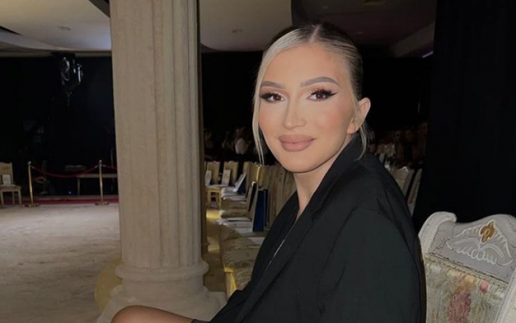 Në muajin e gjashtë të shtatzënisë, Sara Hoxha tregon barkun e rrumbullakosur