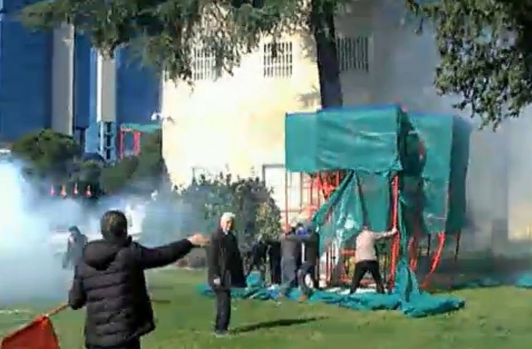 Përkeqësohet situata në protestë/ Protestuesit shtrihen nëpër trotuar nga gazi lotsjellës