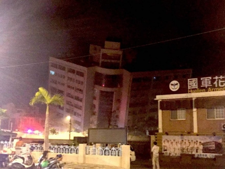 Tërmet i fortë në Tajvan, shembet hoteli, 30 persona nën rrënoja