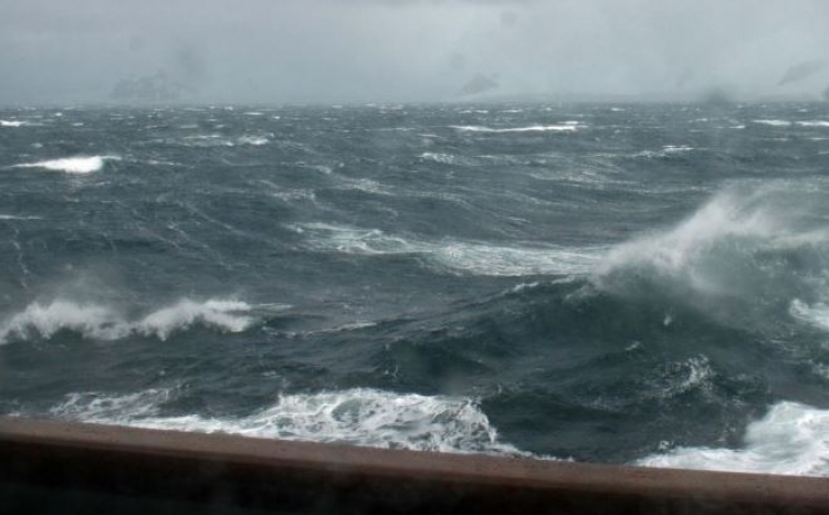 Moti i keq në Durrës dhe Vlorë, deti deri në 7 ballë, pezullohet lundrimi