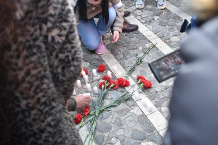 PROTESTA E PD/ Të rinjtë ndezin qirinj para PARLAMENTIT: Funerali politik i rilindjes...