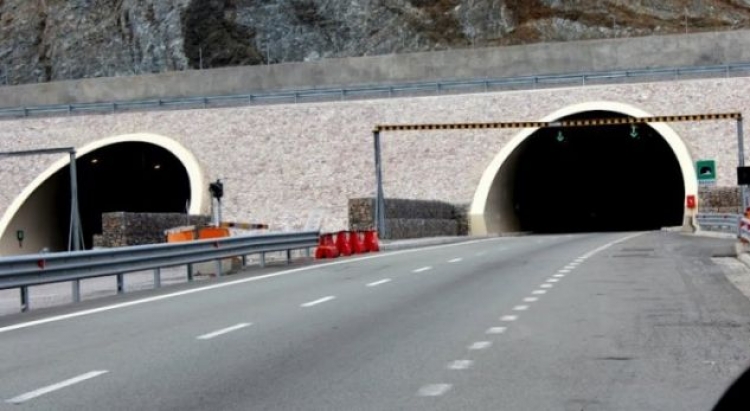 Qytetarët rrezikojnë jetën kur kalojnë në Tunelin e Kalimashit