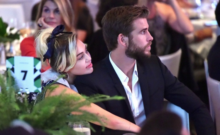 Puthja e Miley Cyrus me Liam Hemsworth është një vepër arti [FOTO]