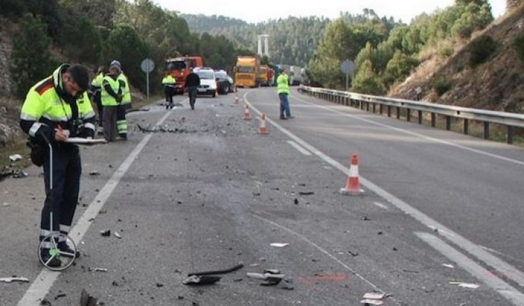 Përplasen dy makina në aksin Peqin-Elbasan, një e vdekur