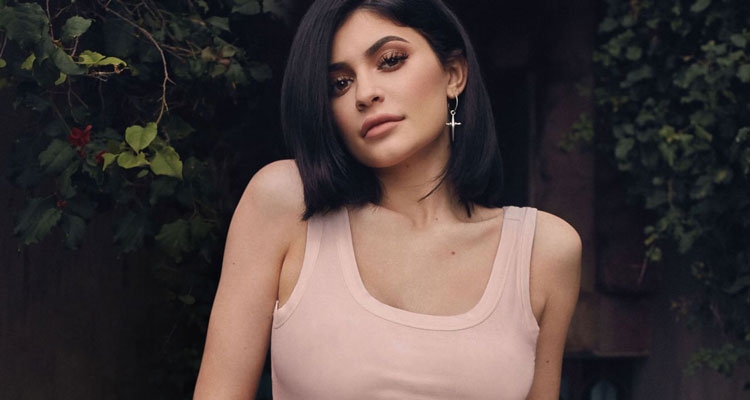 Kylie Jenner ngre bluzen dhe tregon formën perfekte [FOTO]