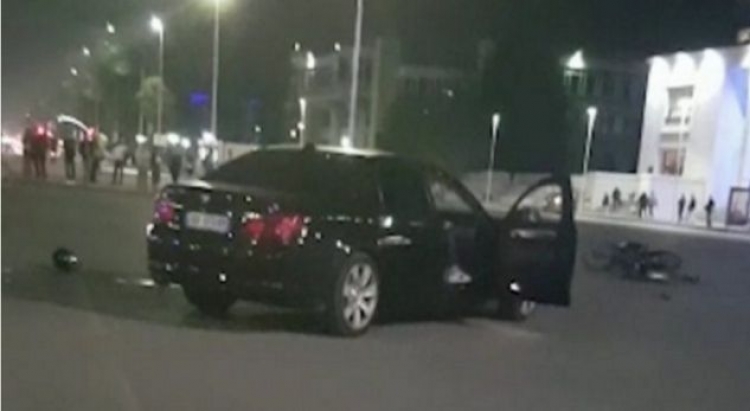 Tiranë  përplaset motori me BMW plagosen rëndë 2 të rinj