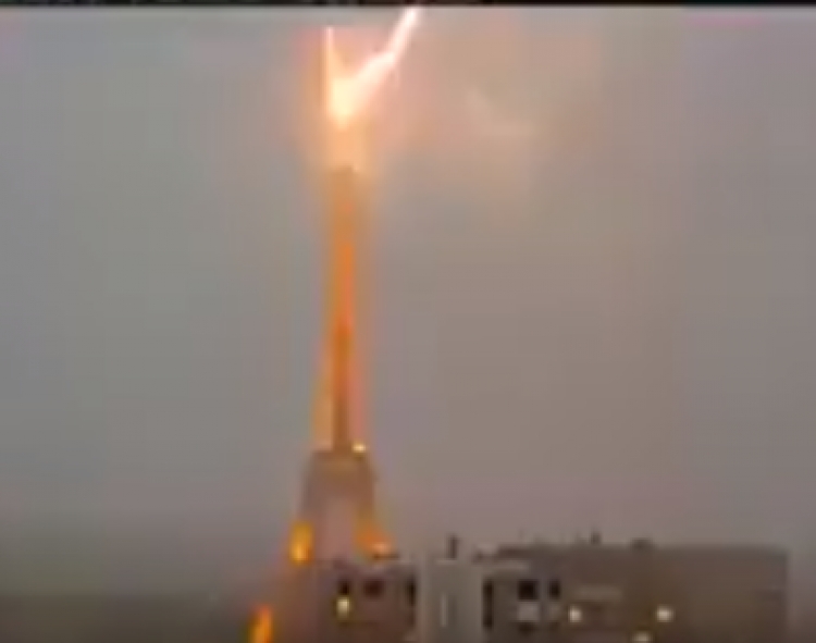Pamje spektakolare, rrufeja godet Kullën Eiffel [VIDEO]