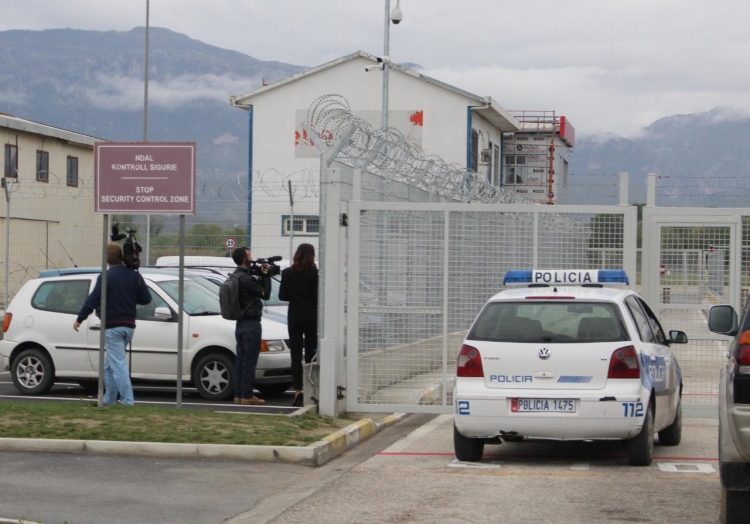 Publikohet FOTO-ja e grabitësit të vrarë në Rinas/ I veshur me antiplumb dhe një kallashnikov pranë tij...