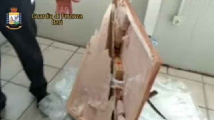 Sekuestrohen 30kg heroinë në Bari, arrestohet 21-vjeçari shqiptar dhe e dashura e tij greke 18 vjeçe. Droga vinte nga Greqia.