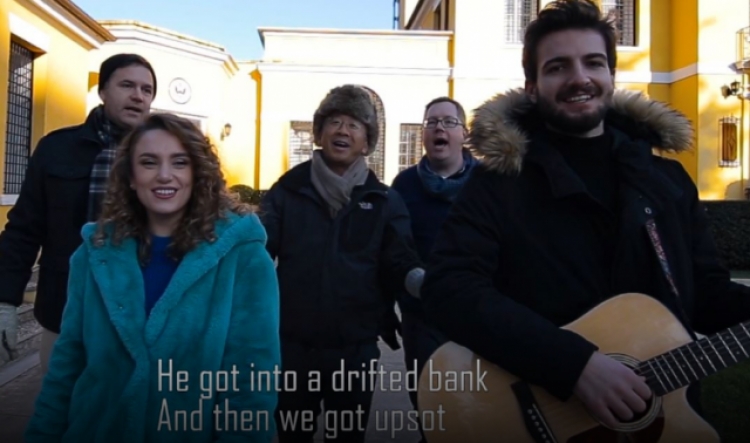Lu dhe stafi i ambasadës urojnë shqiptarët me “Jingle Bells”